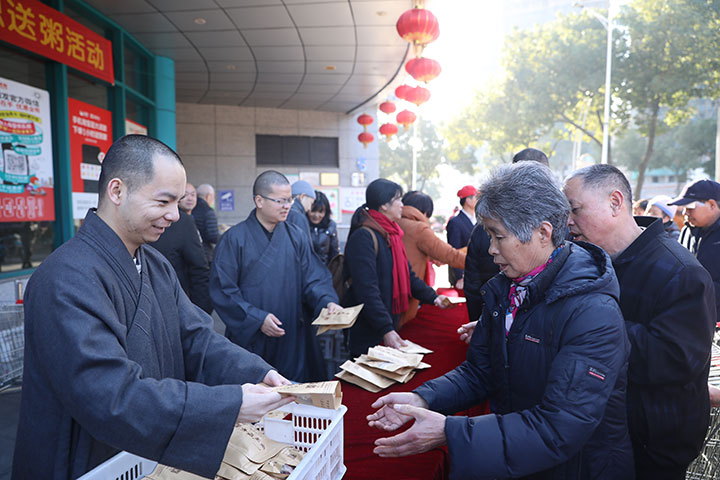 我院组织全体师生参与“腊八粥香，温暖奉城”的慈善公益活动