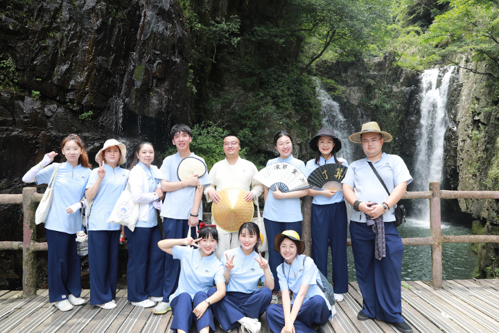 我院“智慧人生”国学班行脚雪窦山