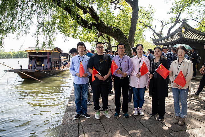我院组织全体师生与党员赴嘉兴南湖开展党史教育活动，学院全体党员在红船边合影