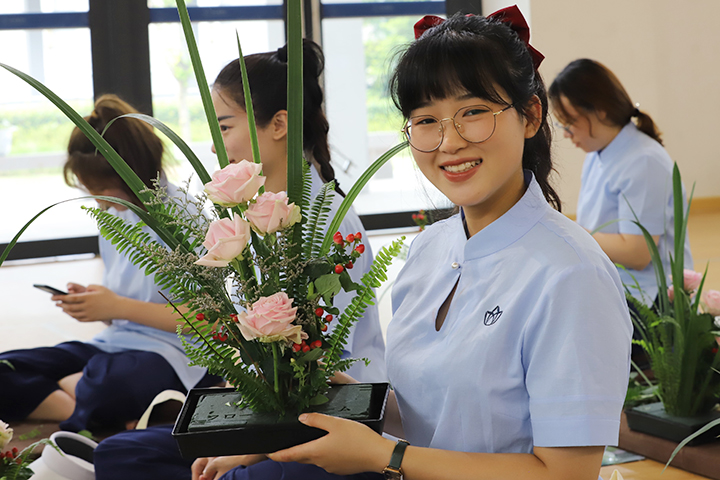 我院“智慧人生”国学班艺术插花